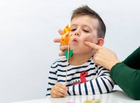 Fonoaudiologo para terapia de niños tartamudez, habla y lenguaje